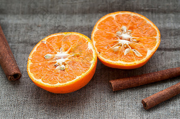 水果集橙色橘子一半肉桂棒黑森亚麻织物布