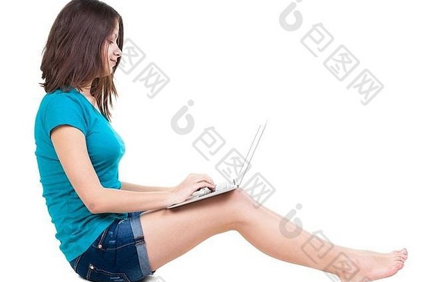 女人坐着地板上移动PC