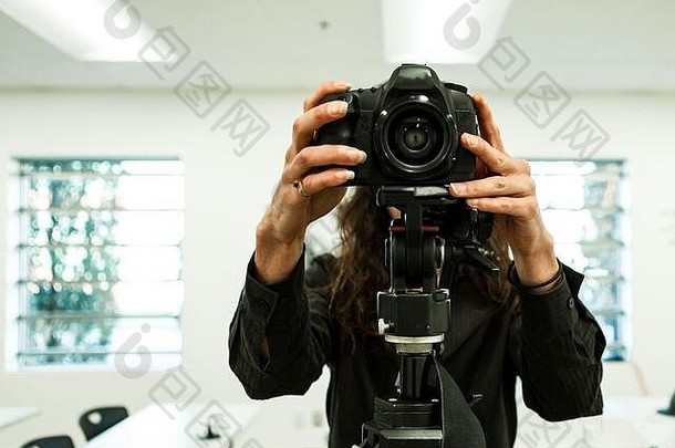 关闭前面视图摄影师数码单反相机相机安装视频三脚架室内镜头拍摄专业多媒体艺术家