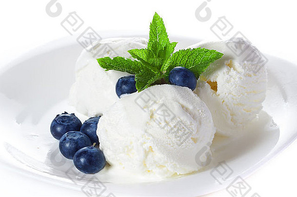 香草冰奶油薄荷蓝莓盘白色背景