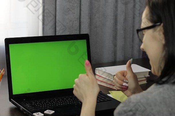 女人老师网络相机使视频调用移动PC绿色屏幕浓度关键工作在线首页距离教育孩子们类互联网会议培训网络研讨会
