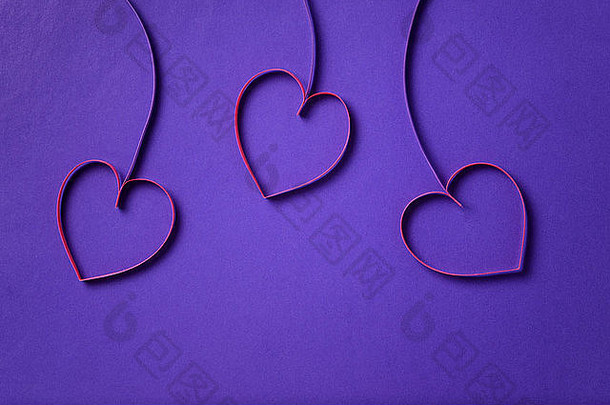 纸花心紫色的背景情人节一天