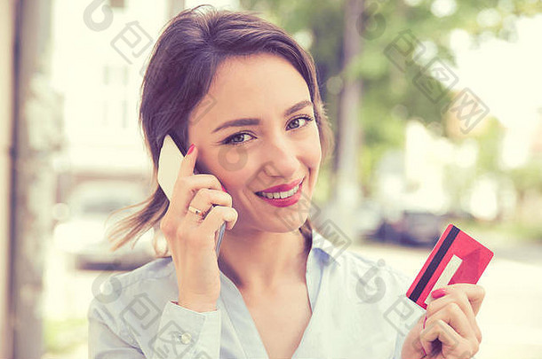 肖像快乐女人购买在线使或聪明的电话在户外