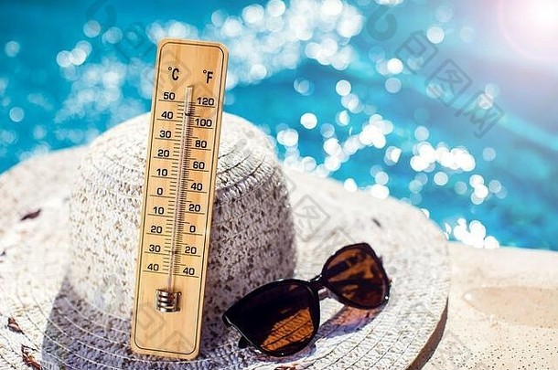 女人的他温度计太阳镜说谎池热天气夏天假期概念