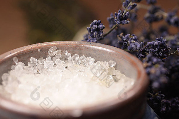 浴盐蓝色的陶瓷船木桌子上薰衣草