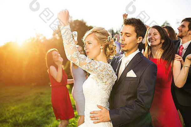 完整的长度肖像新婚夫妇跳舞有趣的伴娘伴郎绿色阳光明媚的公园