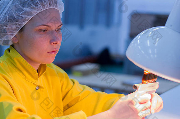 实验室技术员检查瓶灯泡微粒液体容器缺陷特殊的光条件实验室