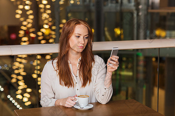 女人智能手机咖啡餐厅