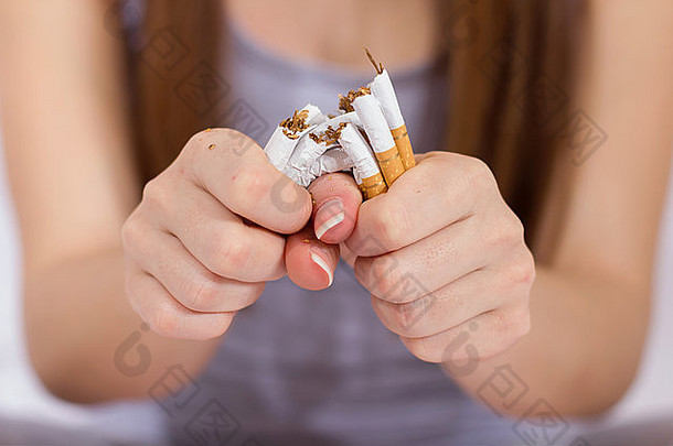 辞职吸烟女人手打破群香烟