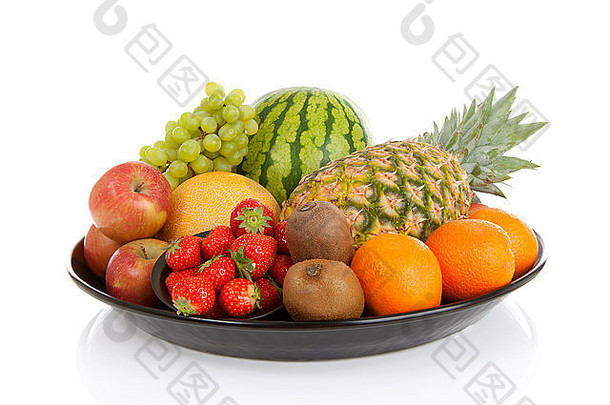 大板很多健康的水果白色背景