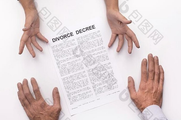 妻子争论丈夫条款离婚协议