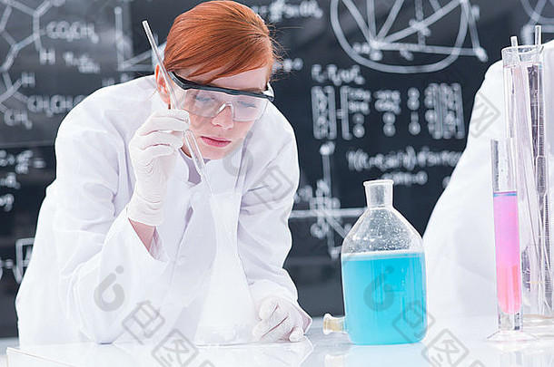 特写镜头学生化学实验室进行实验色彩斑斓的液体气体实验室表格黑板上