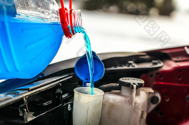 细节倒防冻剂液体屏幕洗脏车蓝色的红色的反冻结水容器
