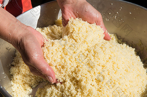 准备蒸粗麦粉粗粒小麦粉