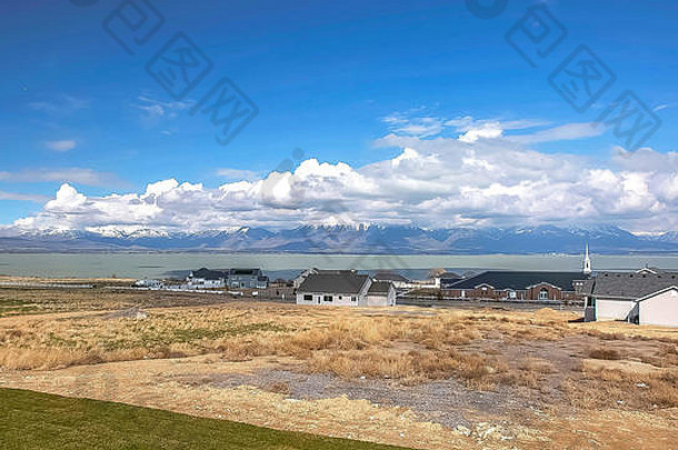 全景社区视图湖山多云的蓝色的天空阳光明媚的一天