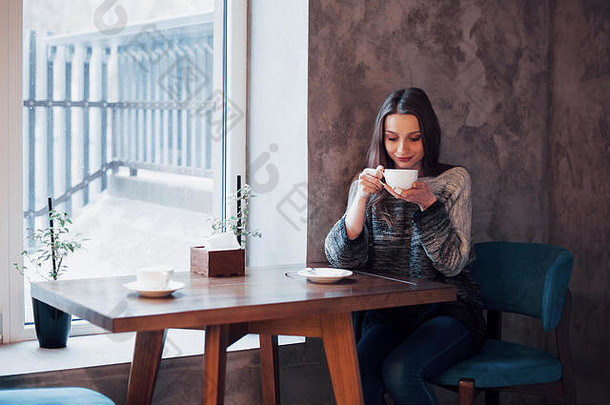 微笑女人咖啡馆移动电话发短信社会网络坐着