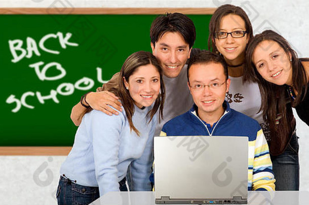 休闲集团学生微笑教室黑板上背景单词回来学校