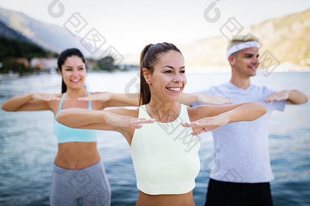 集团快乐人锻炼户外体育<strong>运动</strong>健身友谊健康的生活方式概念