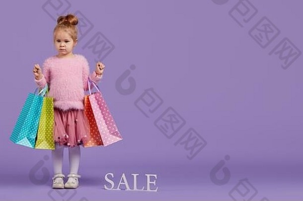 出售儿童产品肖像有趣的孩子女孩紫色的背景持有购物袋包相机横幅水疗中心