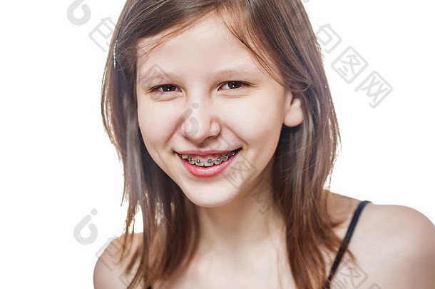 笑青少年女孩穿牙套相机孤立的白色