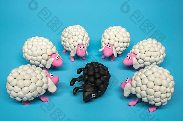 概念集团白色聚合物粘土羊周围黑色的羊说谎一边