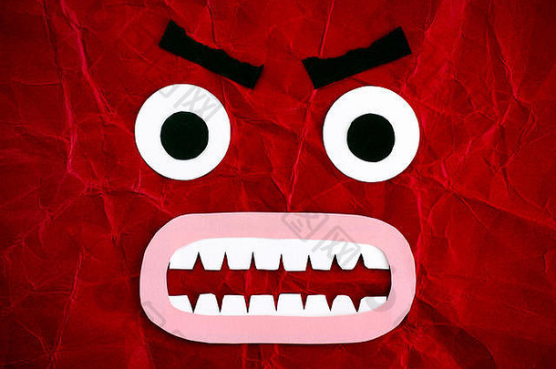 愤怒的情感脸使纸红色的背景特写镜头