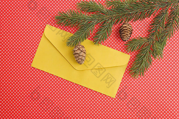 <strong>圣诞</strong>节作文冷杉树分支视锥细胞黄色的信封红色的背景前视图平躺复制空间文本
