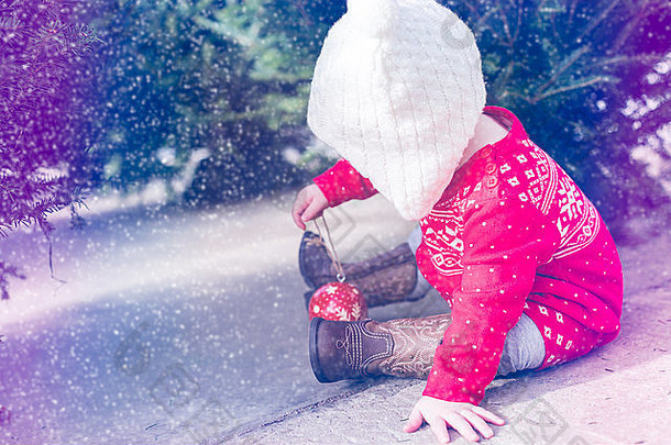 可爱的婴儿女孩红色的斯堪的那维亚衣服圣诞节树农场