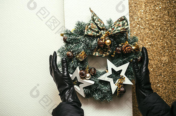 女人穿皮革手套安排圣诞节装饰花环墙准备好了圣诞老人老人假期精神房子