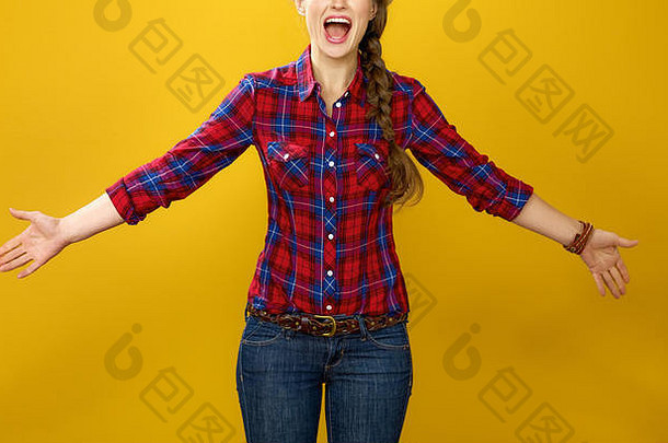 健康的食物表格特写镜头快乐年轻的女人农民网纹衬衫黄色的<strong>背景</strong>兴奋