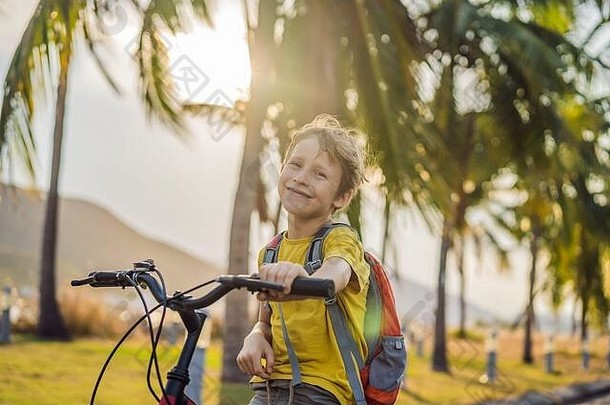 活跃的学校孩子男孩骑自行车背包阳光明媚的一天快乐孩子骑自行车学校安全孩子们在户外学校