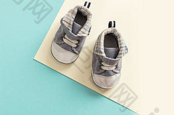 婴儿男孩鞋子淋浴邀请概念柔和的颜色背景横幅复制空间前视图