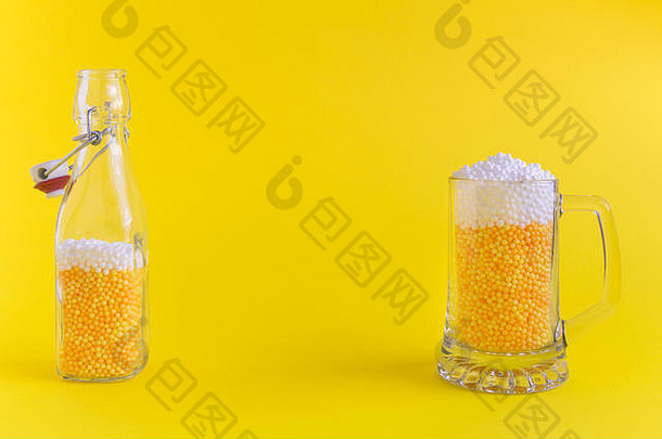 啤酒杯子瓶摘要使泡沫球黄色的背景最小的有创意的概念空间复制