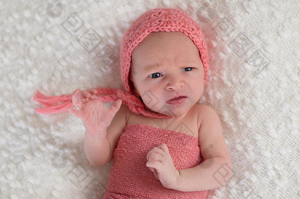 周新生儿婴儿女孩穿<strong>桃子</strong>彩色的阀盖说谎白色bouncle毯子有趣的表达式脸