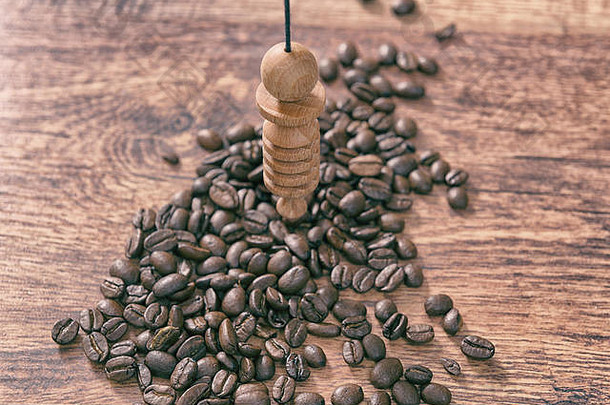 摆咖啡豆子检查质量
