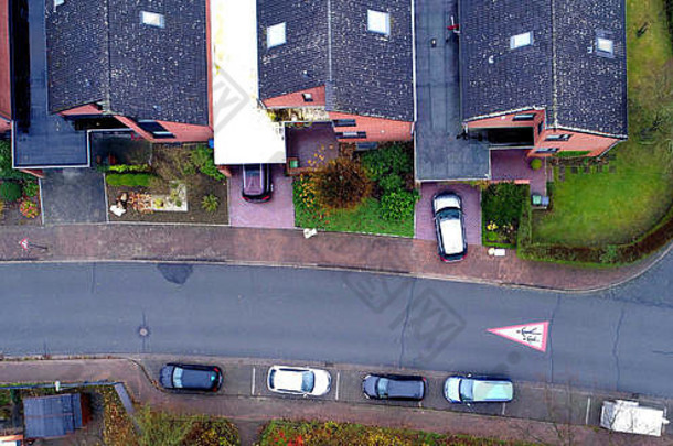 独栋房子停车汽车郊区空中视图无人机