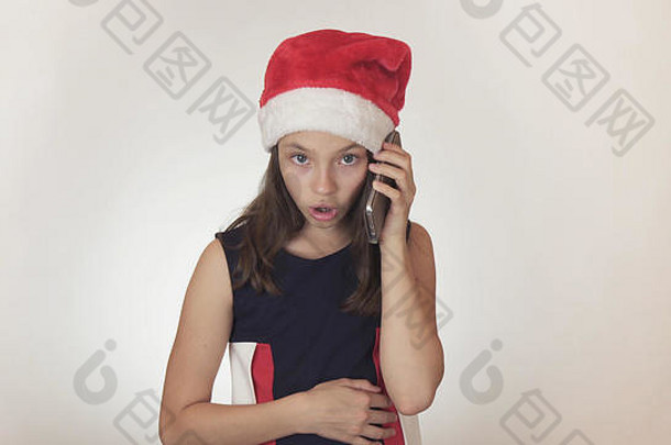美丽的淘气的女孩少年圣诞老人老人他在情感上沟通智能手机白色背景