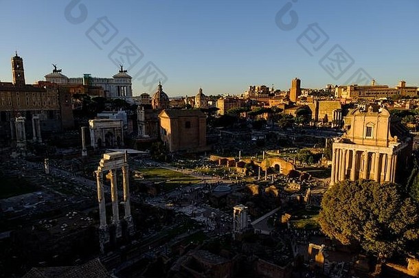 视图俯瞰罗马论坛日落长阴影罗马意大利