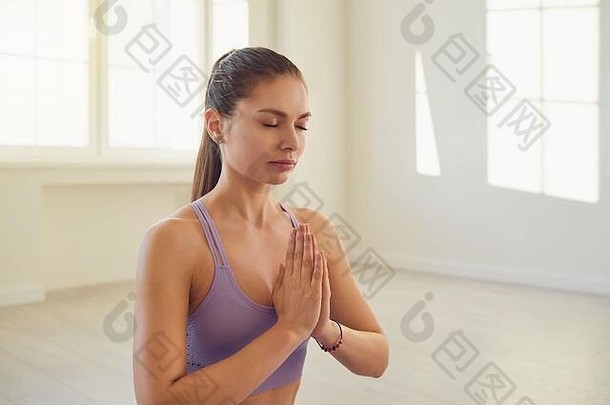 年轻的女人瑜伽美丽的女孩休息二分法放松集中平衡房间