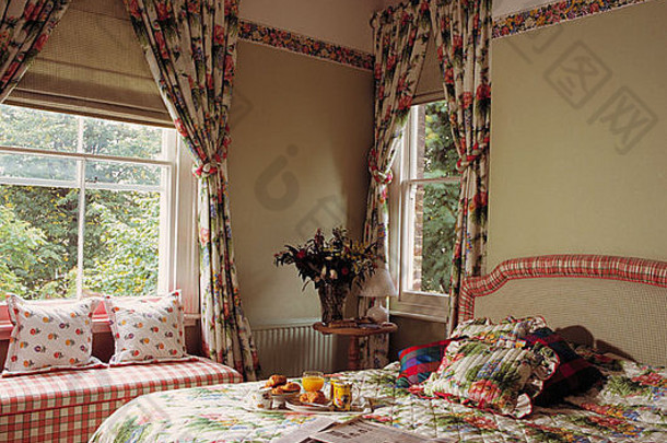 花被子窗帘绿色粉红色的卧室
