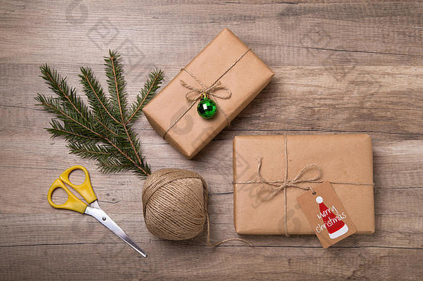 圣诞节一年礼物盒子包装卡夫纸空白礼物标签木<strong>背景</strong>