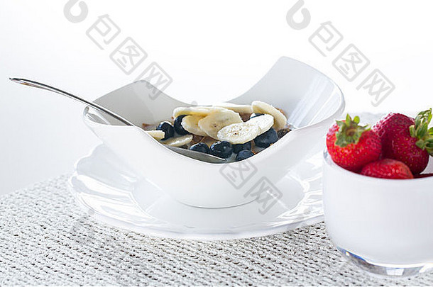 一匙的量早餐蓝莓麸皮片草莓香蕉