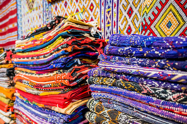 色彩鲜艳的染色地毯出售露天市场马拉喀什摩洛哥
