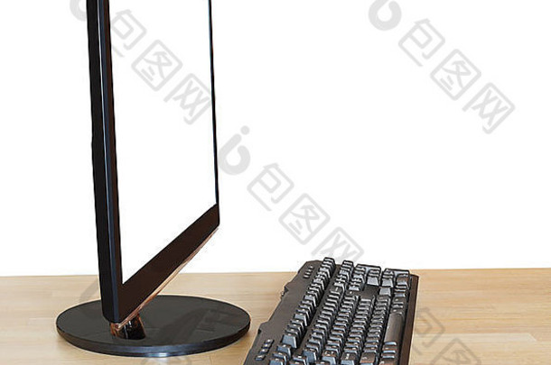 一边视图电脑黑色的宽屏显示断路屏幕键盘木表格孤立的白色背景