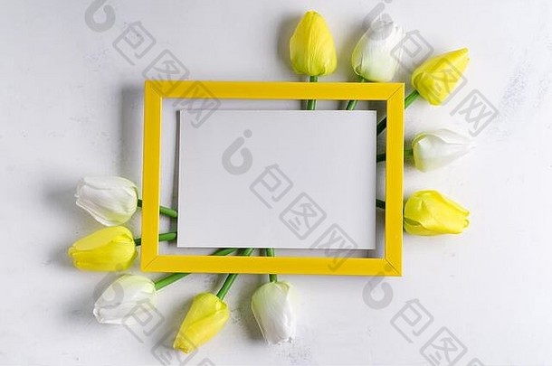 黄色郁金香空白图片框架白色大理石背景复制空间