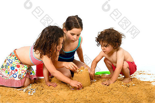 孩子们玩沙子孤立的白色