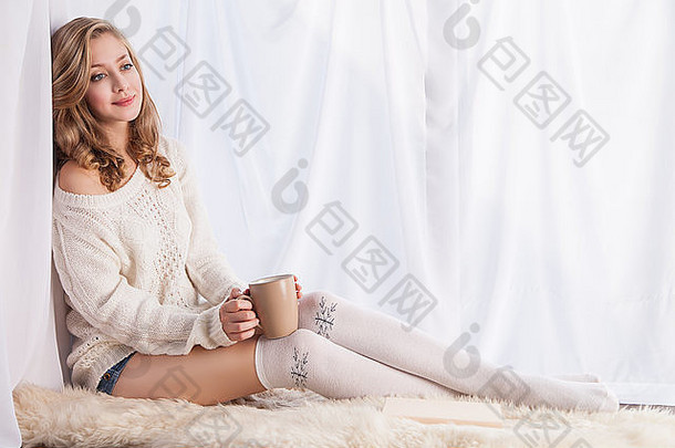 美丽的年轻的女人享受杯咖啡放松首页