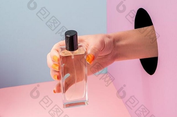 特写镜头女人的手显示瓶香水