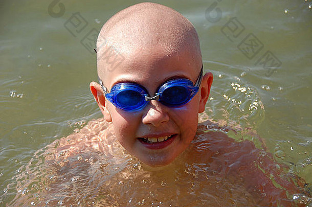 快乐年轻的男孩谷歌游泳湖