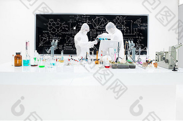 特写镜头科学家们化学实验室进行实验实验室表格色彩斑斓的液体实验室工具